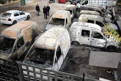 051106_75125_uitgebrande_autos_rellen_parijs.jpg
