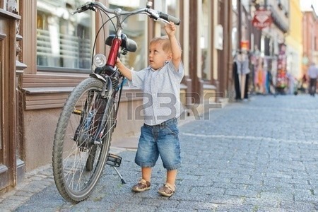 12370373-schattige-kleine-jongen-met-grote-fiets.jpg