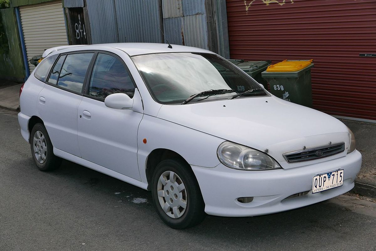 1280px-2001_Kia_Rio_%28DC%29_LS_hatchback_%282015-11-13%29_01.jpg