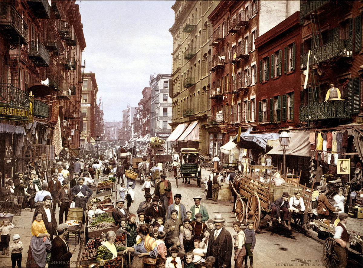 1280px-Mulberry_Street_NYC_c1900_LOC_3g04637u_edit.jpg