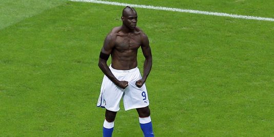 1726740_3_176d_mario-balotelli-muscles-saillants-le-28-juin_c2deae350eb95438df73c62a11f40012.jpg