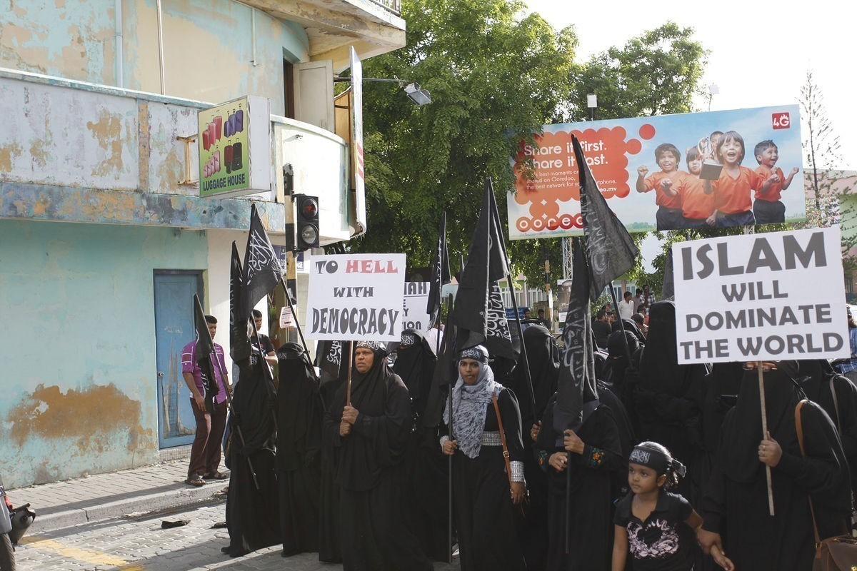 1920px-A_public_demonstration_calling_for_Sharia_Islamic_Law_in_Maldives_2014.jpg
