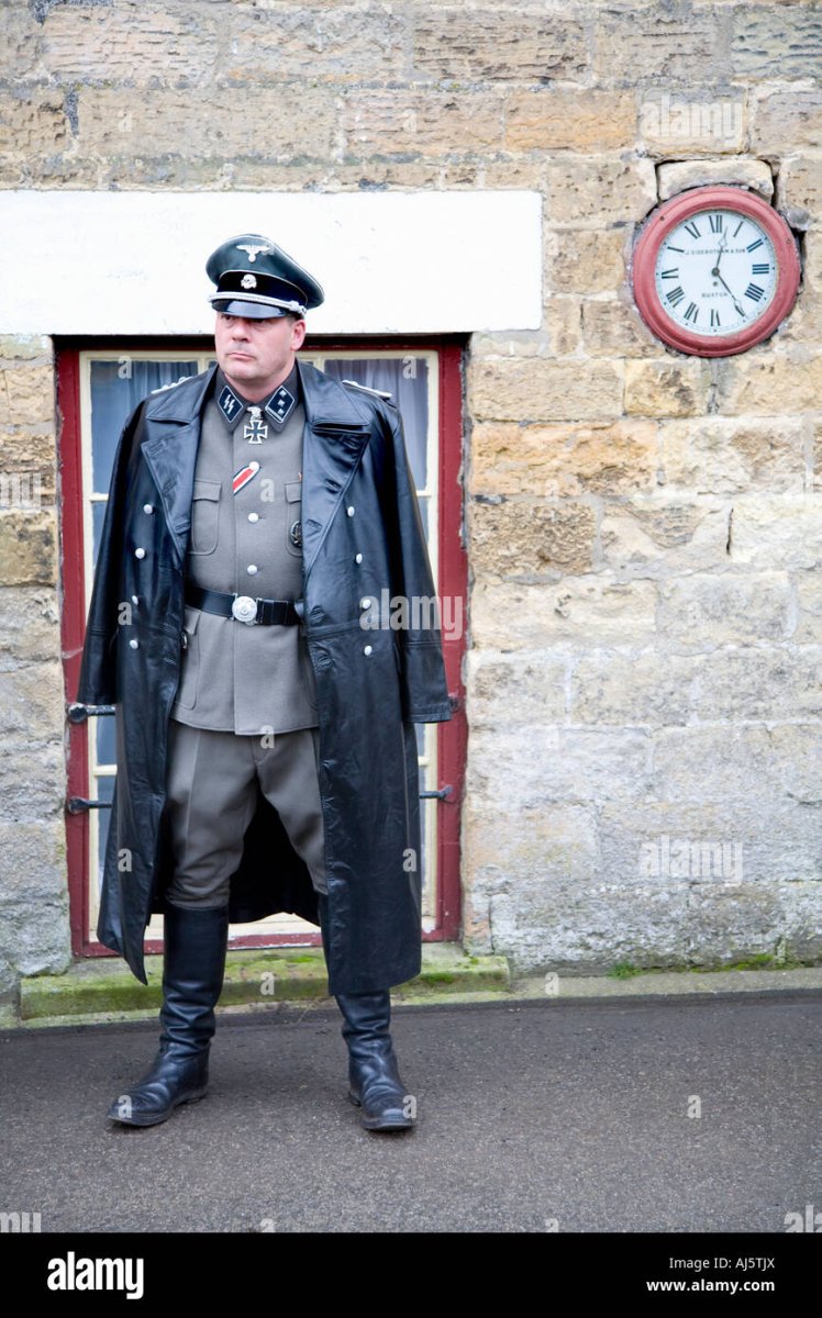 1940s-ss-officer-nazis-world-war-two-german-army-officer-uniform-20th-AJ5TJX.jpg