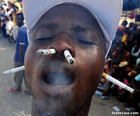 20090429085521_fumar-por-todos-los-agujeros-nariz-oreja.jpg