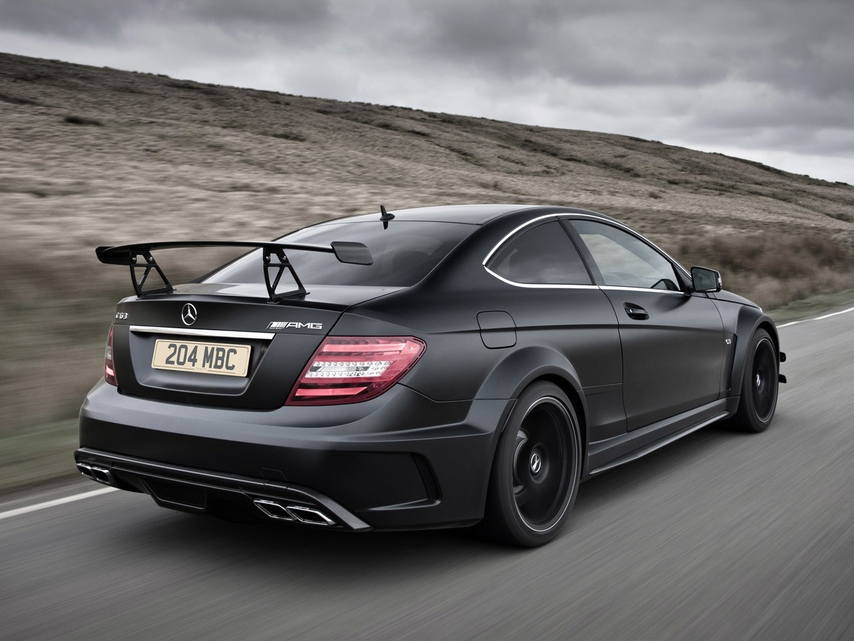 2011_Mercedes-Benz_C63_AMG_coup%C3%A9_Black_Series_-_UK_version_005_5816.jpg