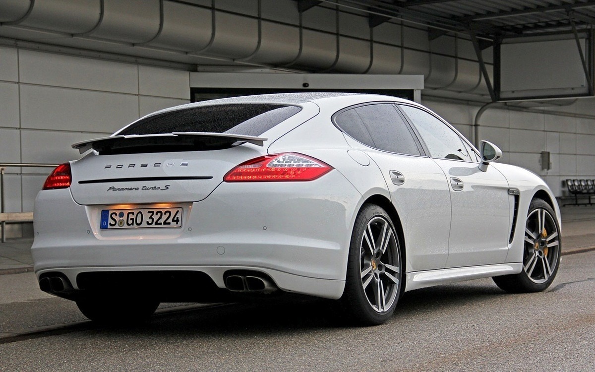 2013-Porsche-Panamera-Turbo-S-Rear-RightSide.jpg