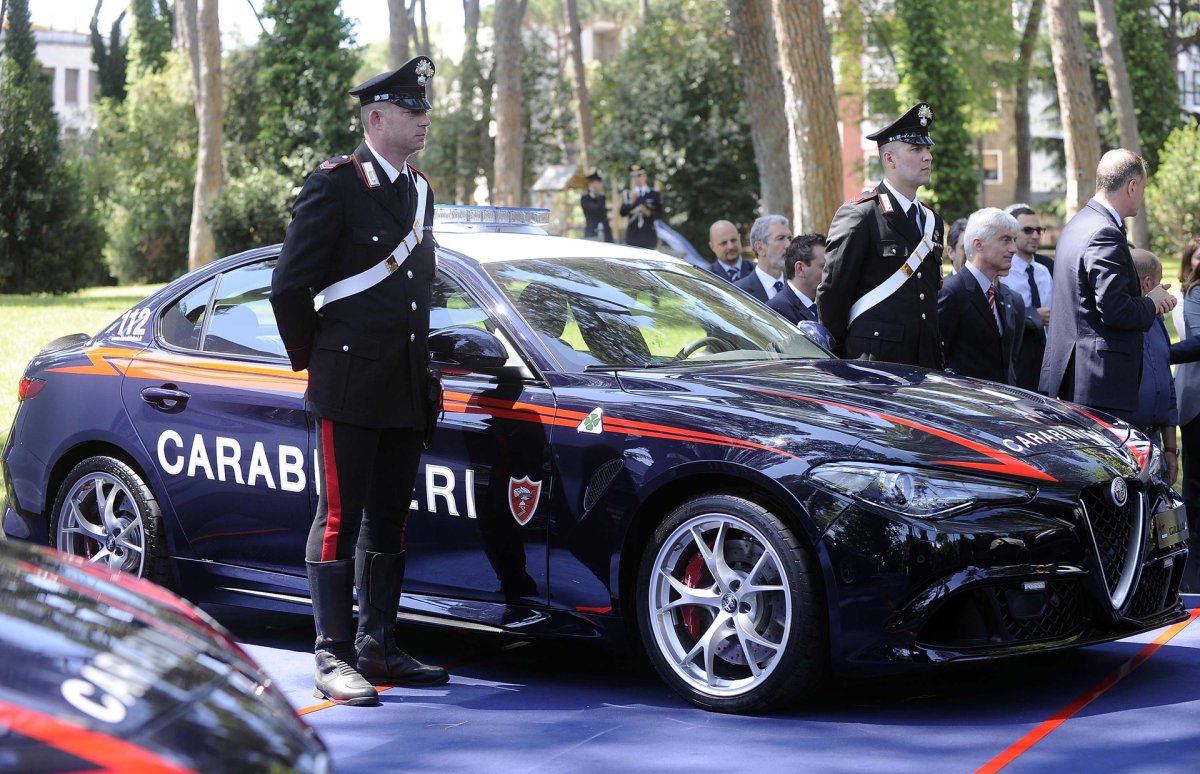 2017-alfa-romeo-giulia-quadrifoglio-delivered-to-italys-carabinieri-police_100553850_h.jpg