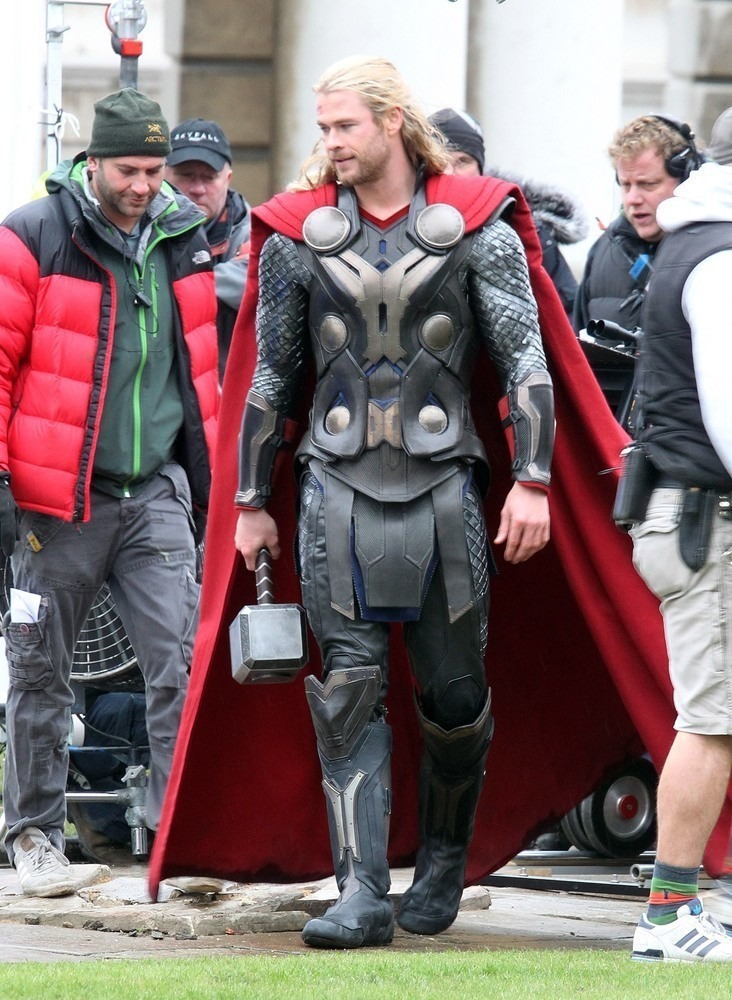 2700095-chris-hemsworh-works-bulge-in-thor-2-dark-world.jpg