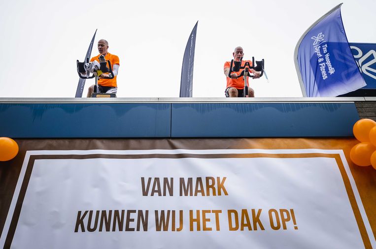 In Vlaardingen voerden de sportschoolhouders actie en hielden een spinningklasje op het dak.  Beeld ANP