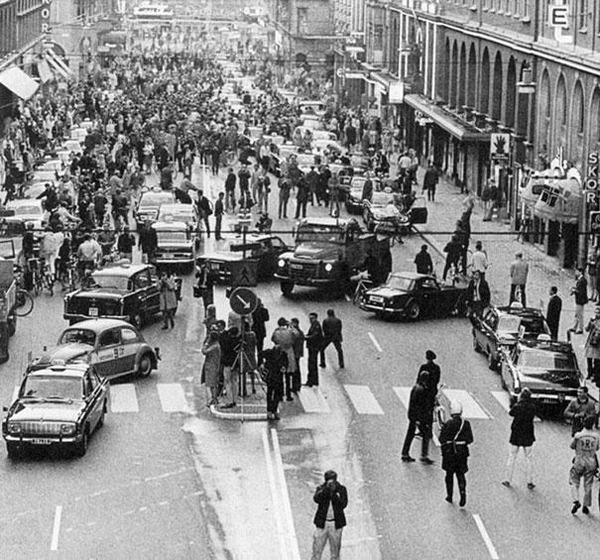 40-First-morning-after-Sweden-changed-from-driving-on-the-left-side-to-driving-on-the-right-1967.jpg