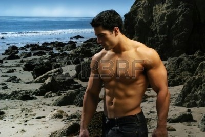 4760386-shirtless-bodybuilder-am-strand-mit-felsen-und-meer.jpg
