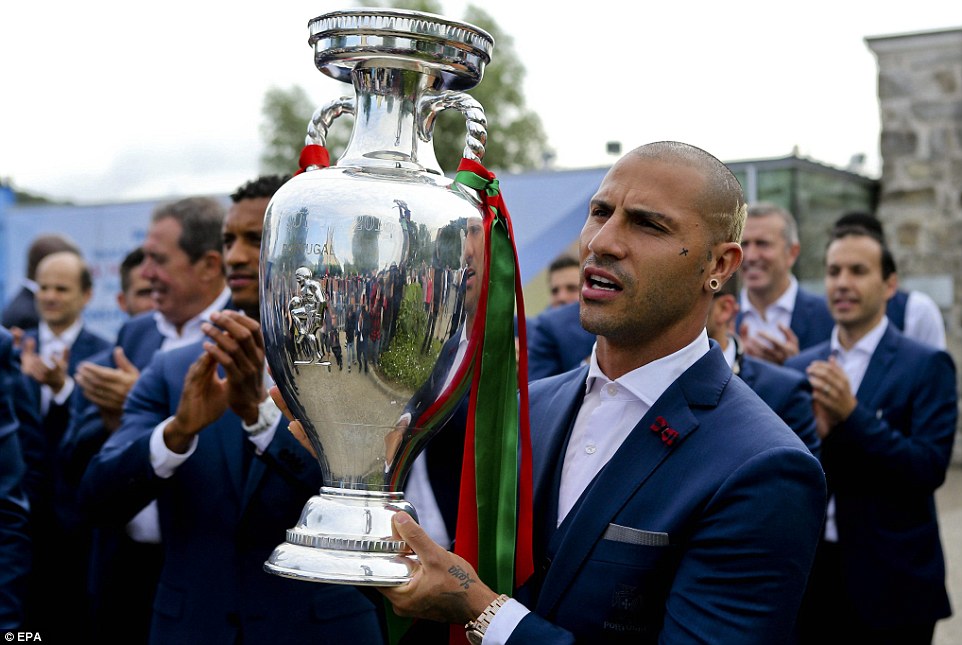 578-3684274-Ricardo_Quaresma_shows_off_his_team_s_European_title_the_morning-a-107_1468241690462.jpg