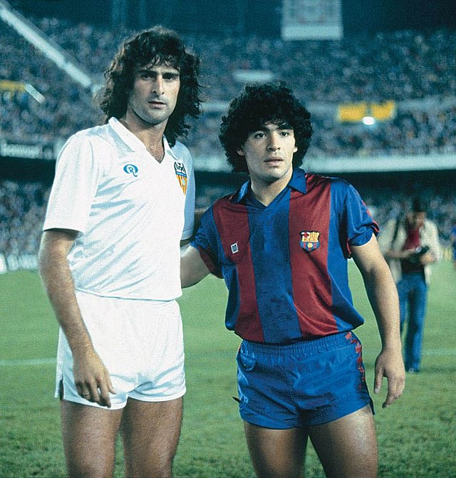 640px-Maradona_kempes_spain.jpg