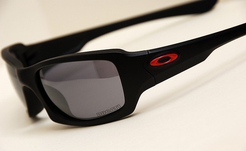 727125_090628112829_oakley_ducati.jpg