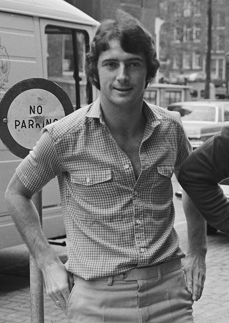 800px-Nottingham_Forest_FC_%28Amsterdam%2C_1980%29_-_Trevor_Francis.jpg