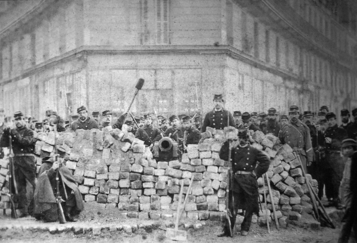 920px-Barricade_Voltaire_Lenoir_Commune_Paris_1871.jpg