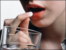 _46905174__46433169_m630076-woman_taking_an_analgesic_(pain_killing)_pill-spl-1.jpg