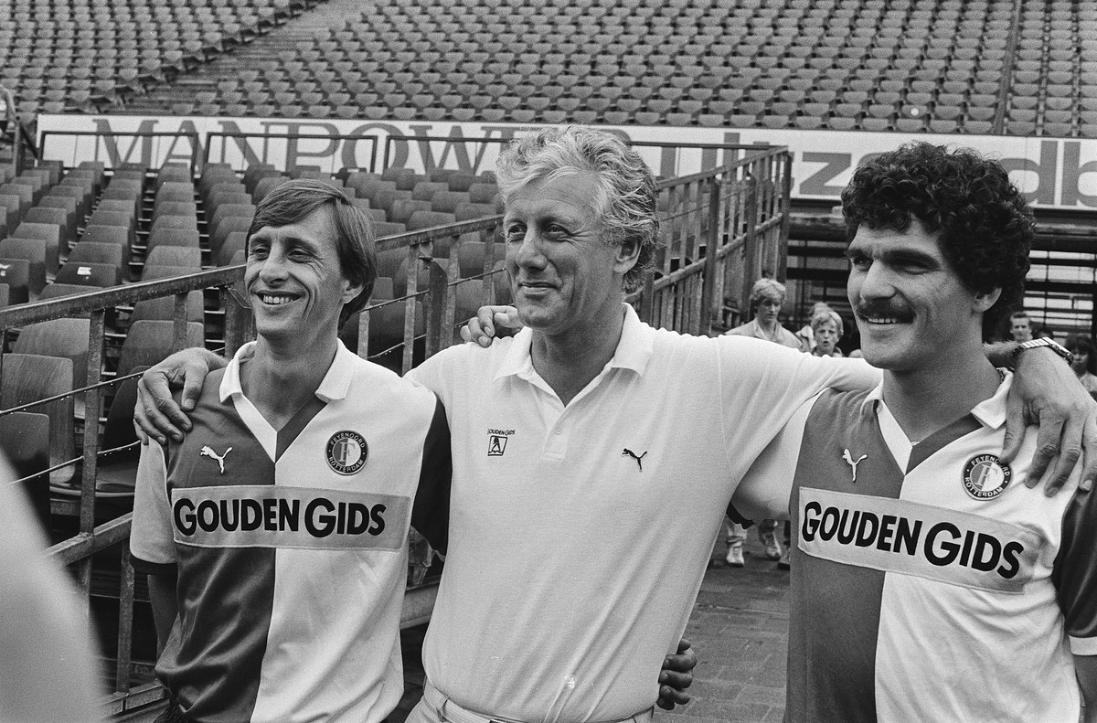 ._Johan_Cruijff_%2C_trainer_Thijs_Libregts_en_dhr._Michel_van_de_Korpu%2C_Bestanddeelnr_932-6601.jpg