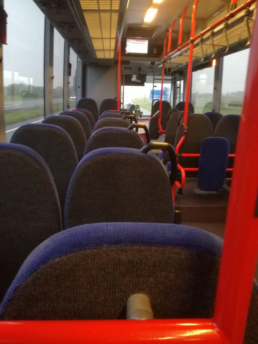 alleen in de bus MET MONDKAPJE.jpeg