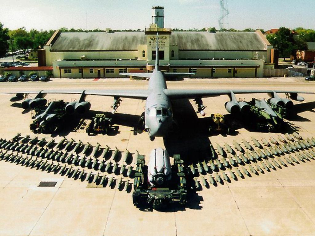 b_52_with_weapons_accessories_normal.jpg