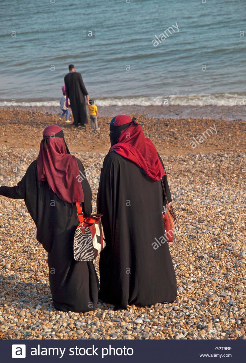 burka-clad-muslim-women-on-brighton-beach-G2T9R9.jpg