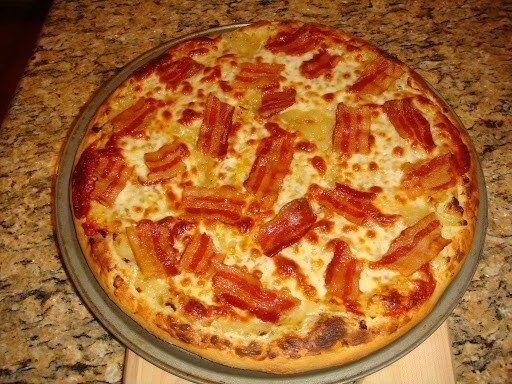 Caramelized%2BOnion%2B%2526%2BBacon%2BPizza.jpg