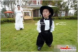 chinese-midget-groom-marriage-wedding-photos-18_u1BgEHxjIuL8.jpg