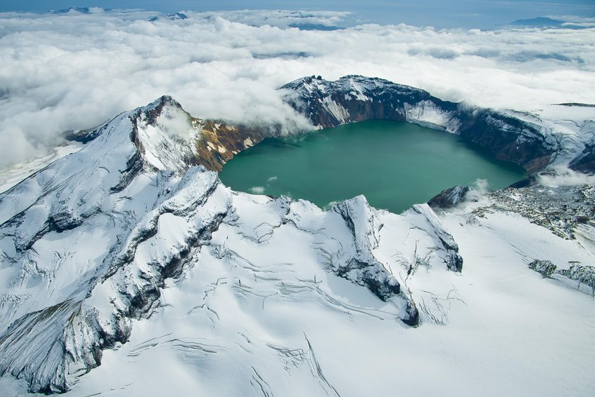 crater-lake-in-katmai-national-park-alaska-usa.jpg