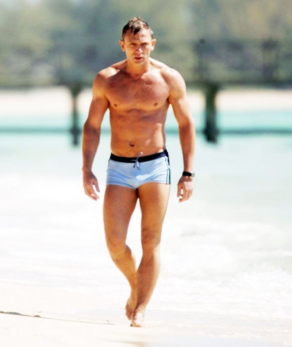 Daniel-Craig-in-swimming-trunks-in-Casino-Royale-376245.jpg