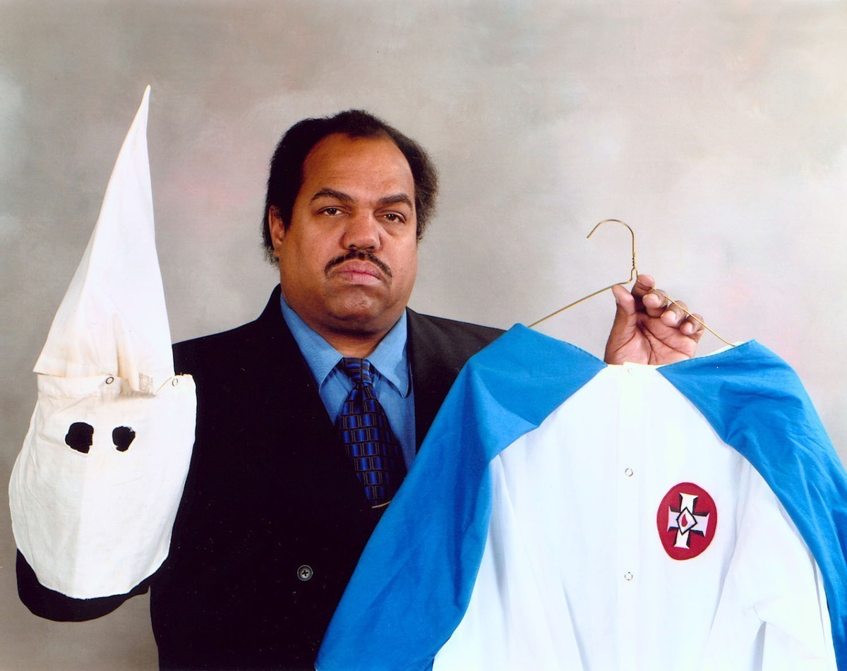 Daryl_Davis_robehood.jpg