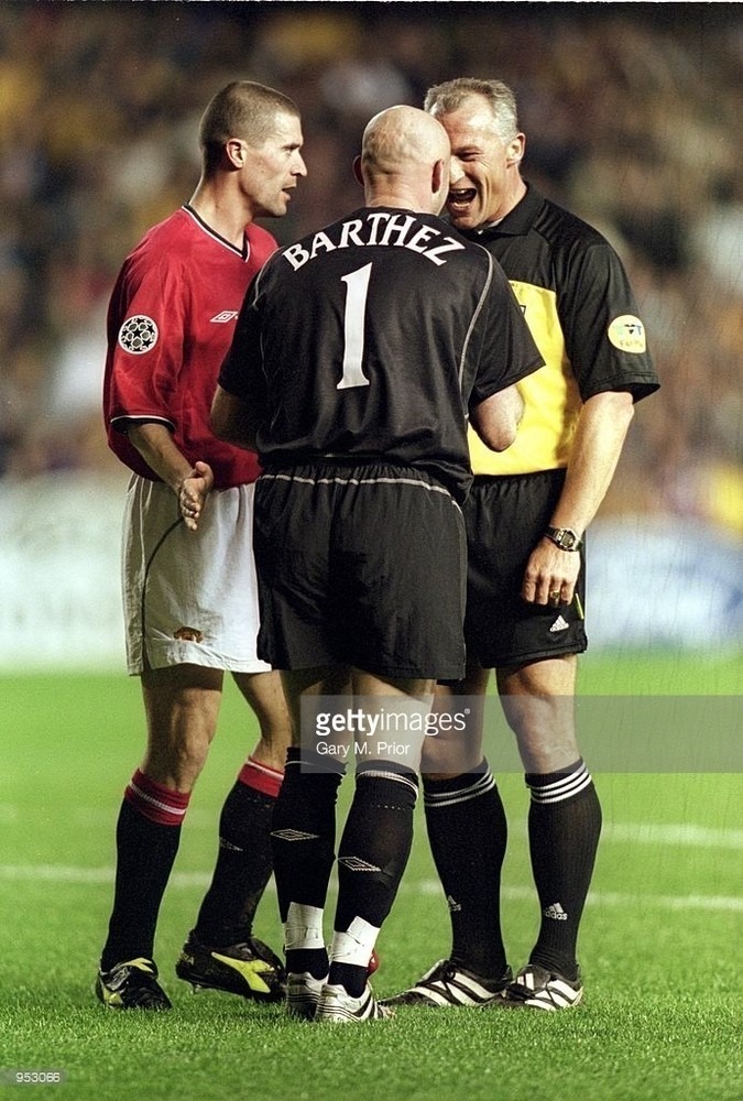feb-2001-referee-d*ck-jol-talks-to-roy-keane-and-fabien-barthez-both-picture-id953066.jpg