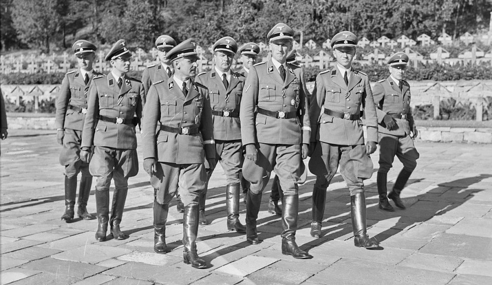 Fo30141711030060-2_Bekransning_på_æreskirkegården_på_Ekeberg_september_1941_Heydrich.jpg