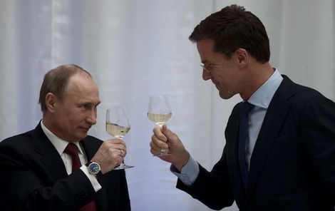 Foto+Poetin+heft+glas+met+Rutte.jpg