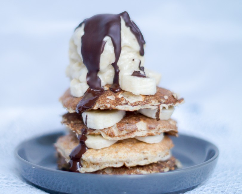 Gezonde-bananensplit-pannenkoeken-Freud-and-Fries-7.jpg
