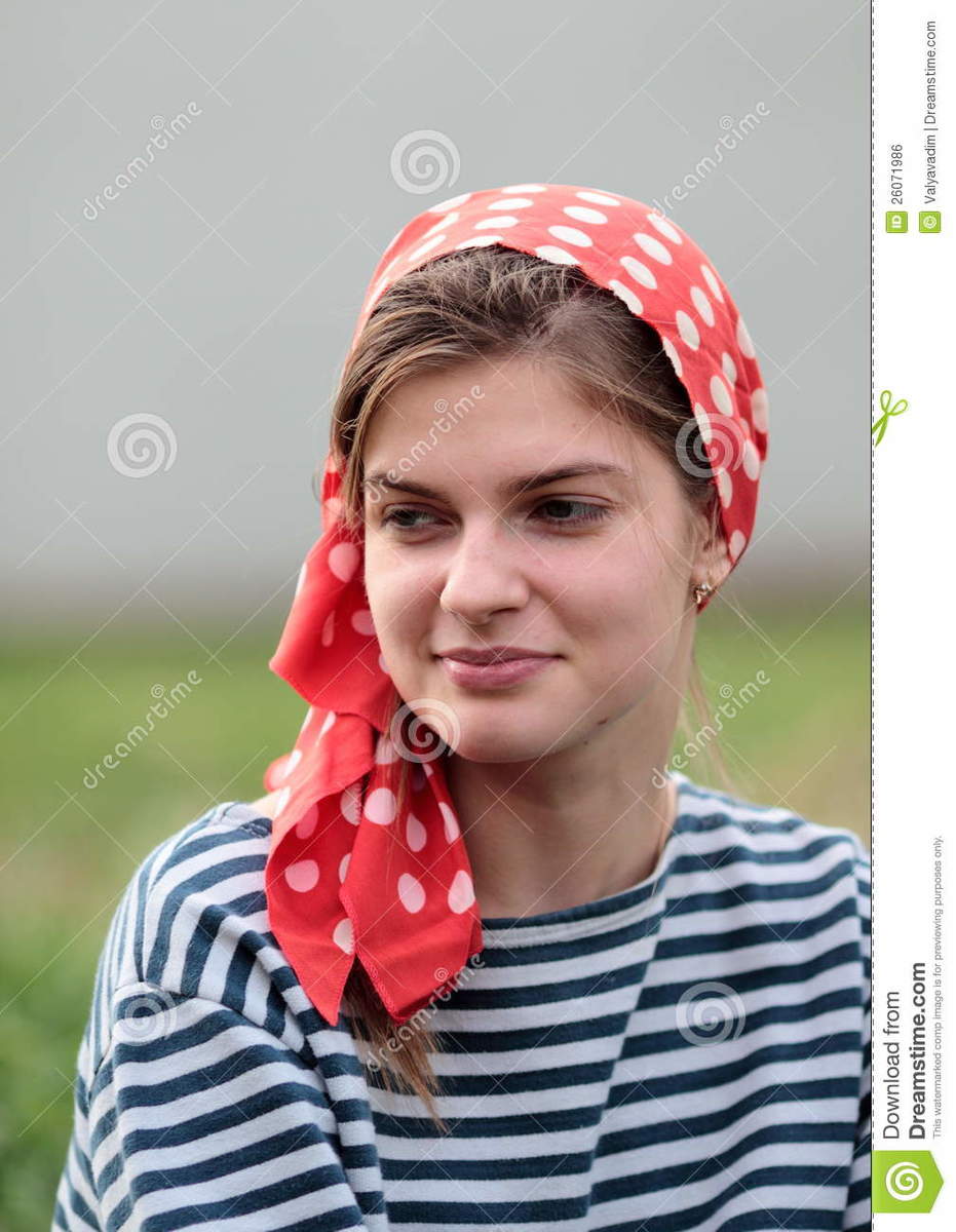 girl-headscarf-26071986.jpg