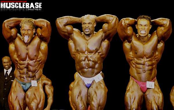 Jay+Cutler,+Ronnie+Coleman,+Kevin+Levrone+at+the+2001+Mr.+Olympia.jpg