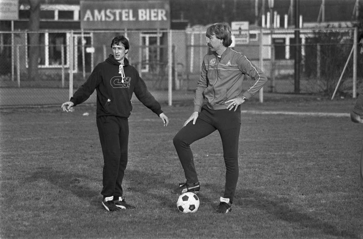Johan_Cruijff_%26_Aad_de_Mos.jpg