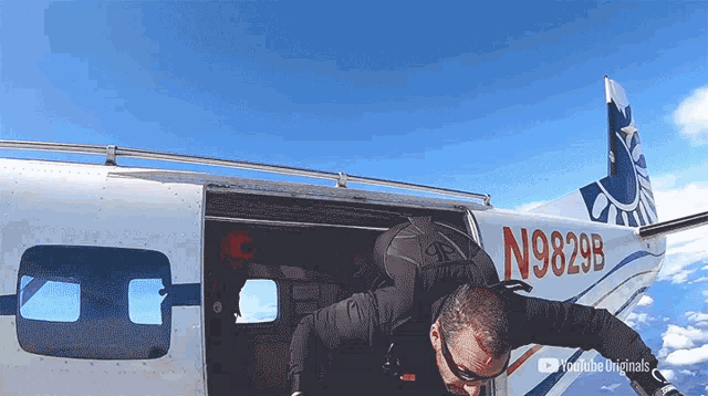 jumping-from-airplane-david-blaine.gif