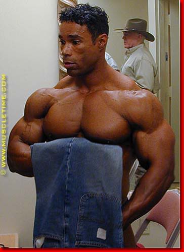 kevin_levrone_2001MrO_backstage_bar.jpg