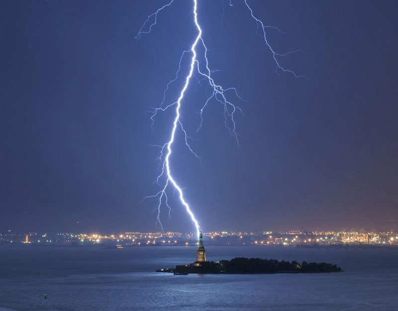 lightning_strikes_statue_of_liberty_perfect_timi.jpg