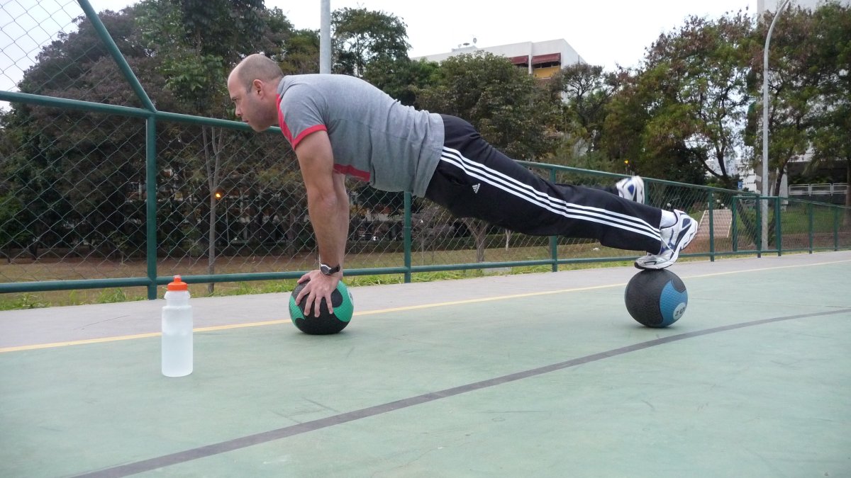 Medicine_Ball_Plank.jpg