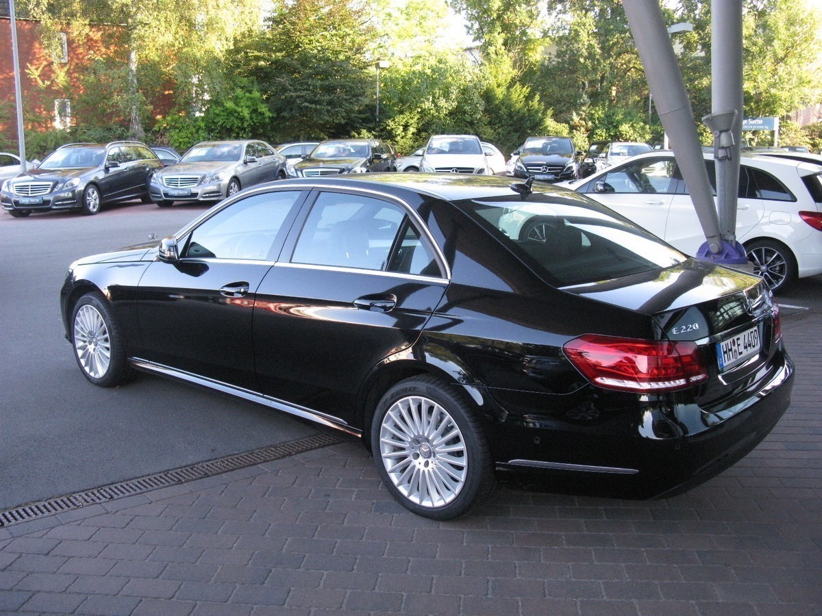 Mercedes-Benz_E220_CDi_W212_%2810678459726%29.jpg