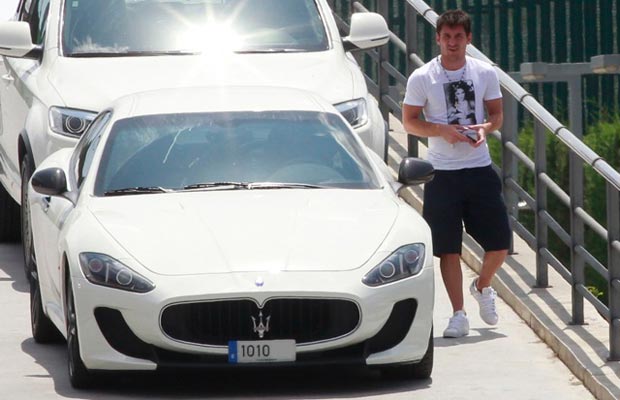 Messi-with-his-cars.jpg