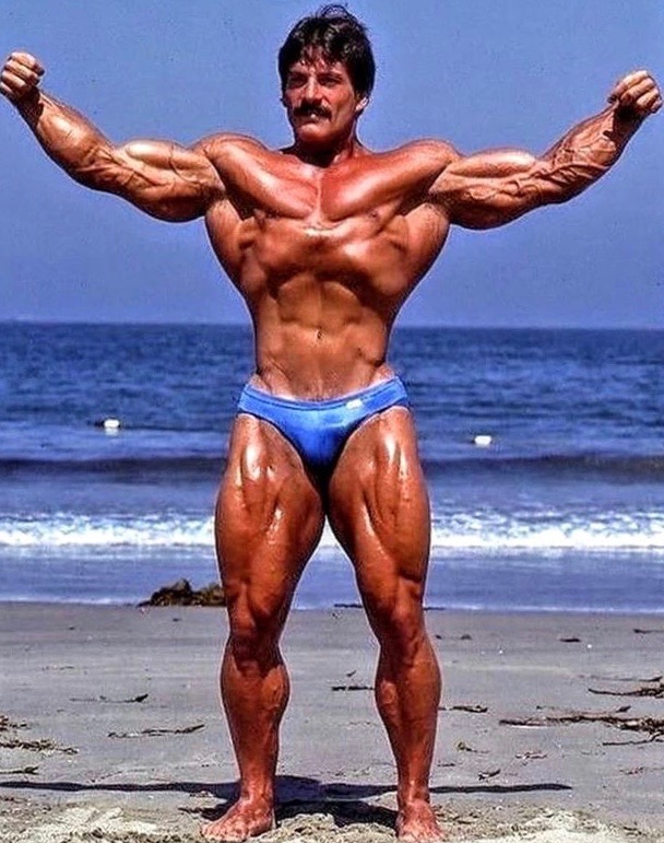 MikeMentzerBeachArmsOut_Balik.jpg