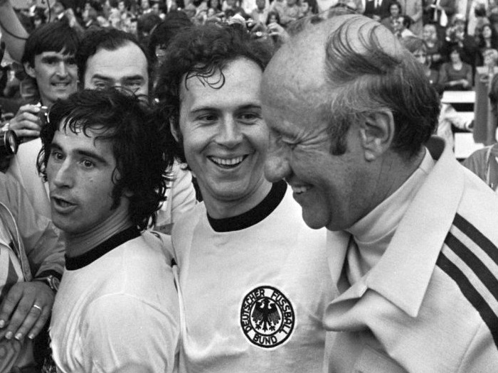 Muller%2C_Beckenbauer_en_trainer_Schon_1974.jpg