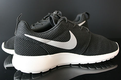 nike-rosherun-black-medium-grey-hyper-blue-511881-004_3.jpg