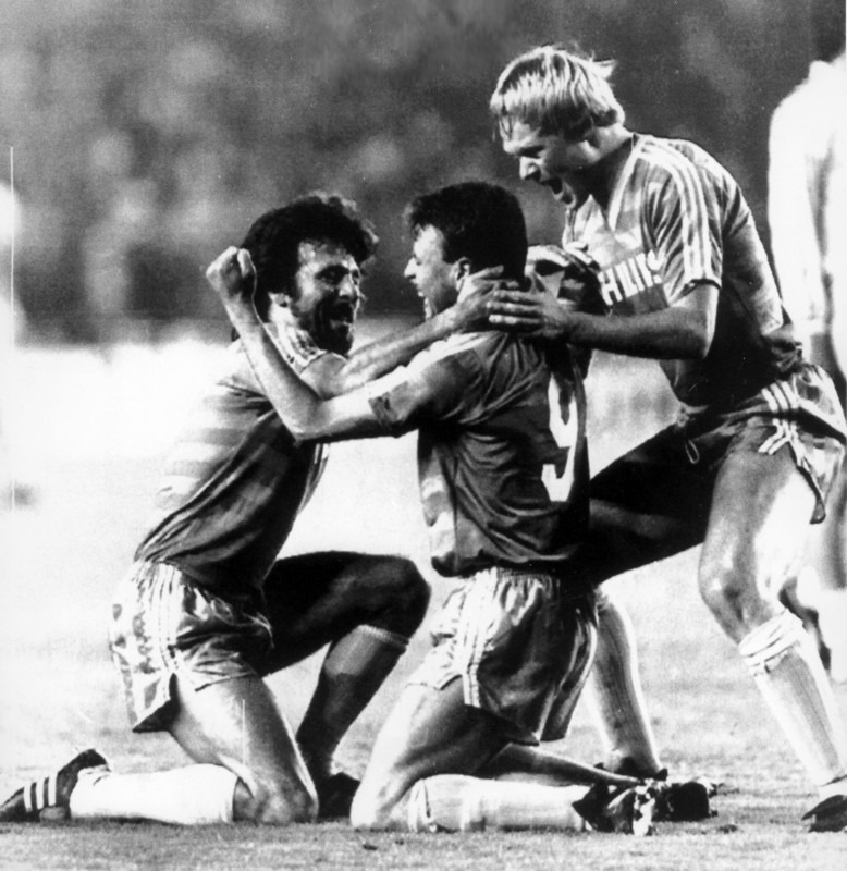 PSV_Eindhoven%2C_1987%E2%80%9388_European_Cup_Semi-final%2C_Santiago_Bernab%C3%A9u%2C_Madrid.jpg