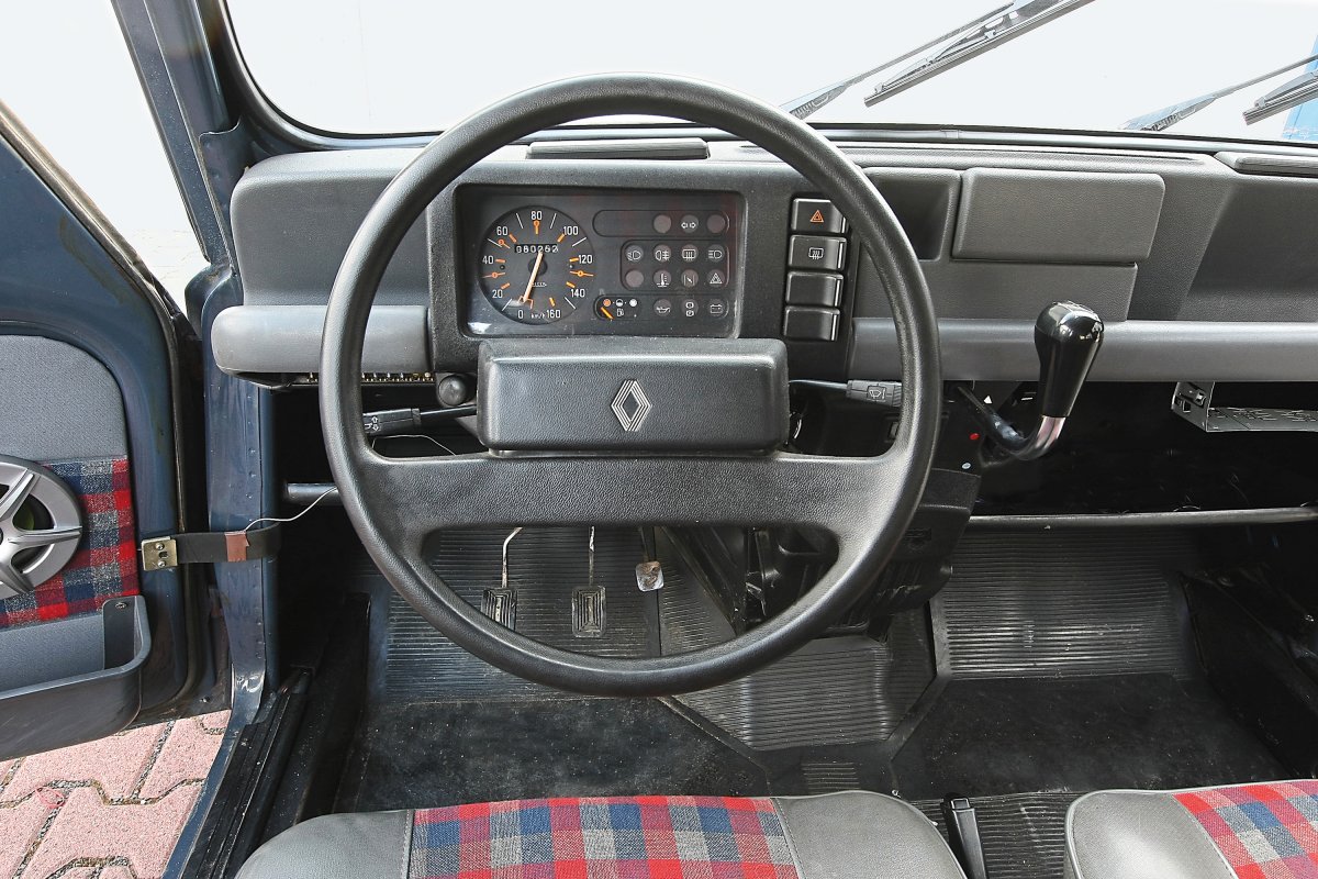 renault-4-interieur.jpg
