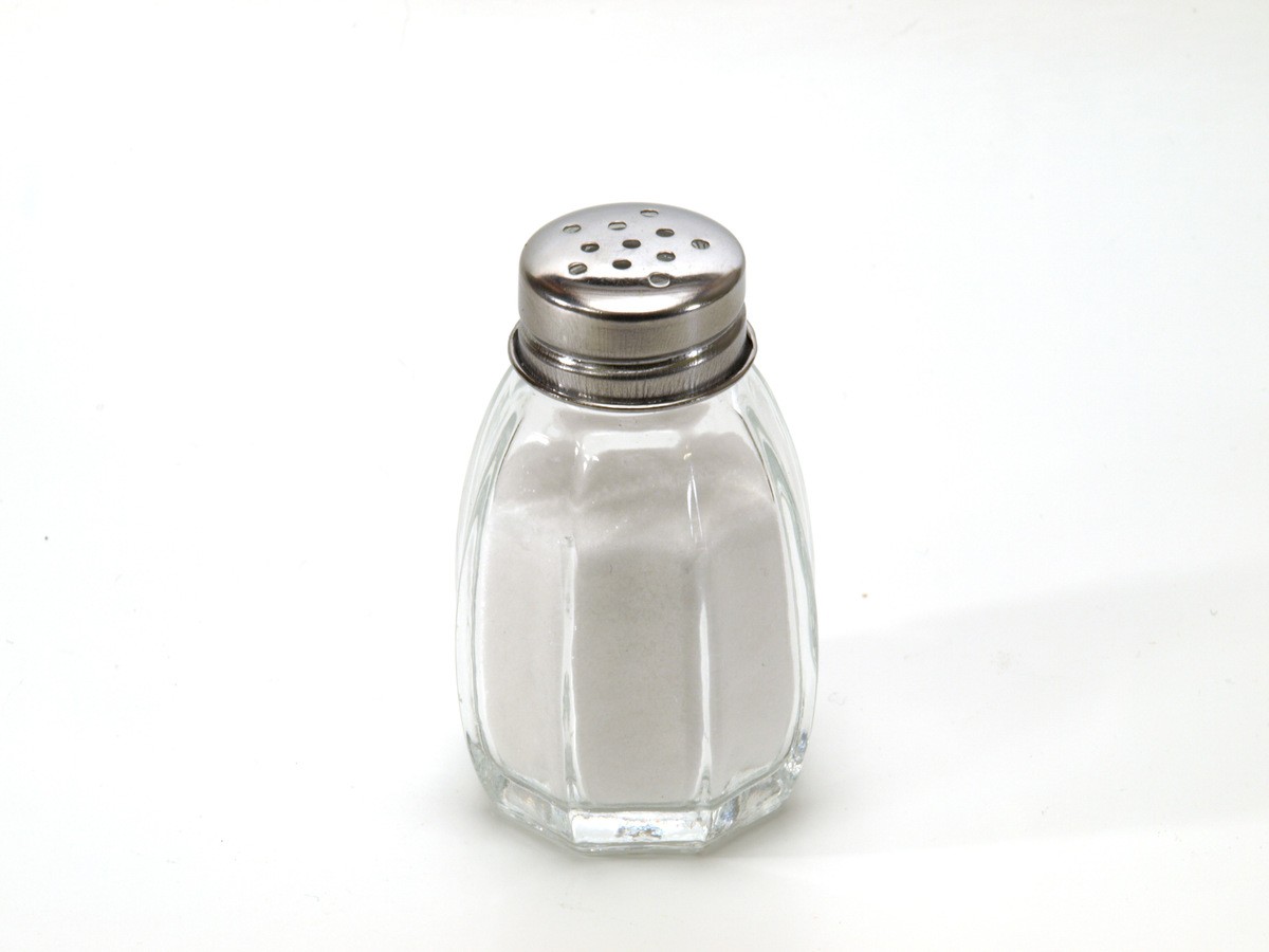 Salt_shaker_on_white_background.jpg