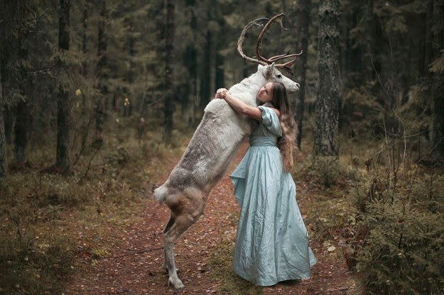 strange+girls+model+wild+animals+beautiful+abbracciata-ad-un-alce.jpg